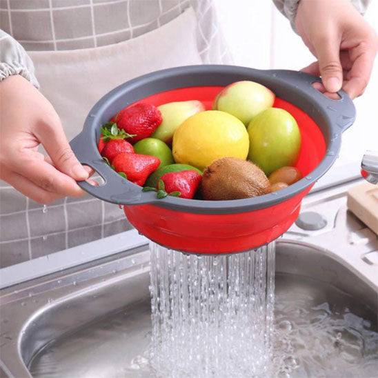 cuisinier-fait-éguter-aliments-dans-passoire-pliable-rouge