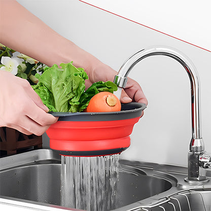 femme tient passoire pliable rouge