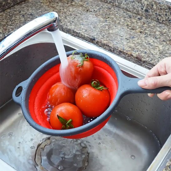 main tient passoire par poignée sous robinet 