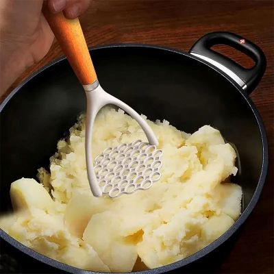 presse purée manuel pile pommes de terre dans marmite