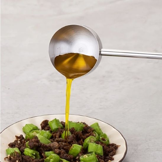 une de trois louches bruine sauce sure légumes