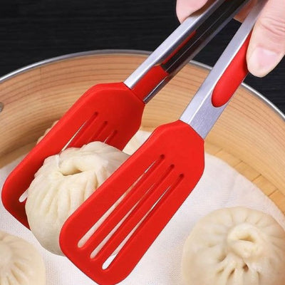 Pince de Cuisine rouge saisit boulette de pâte