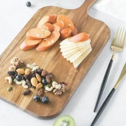 charcutrie-noix-et-fromages-étalés-sur-planceh-charrée