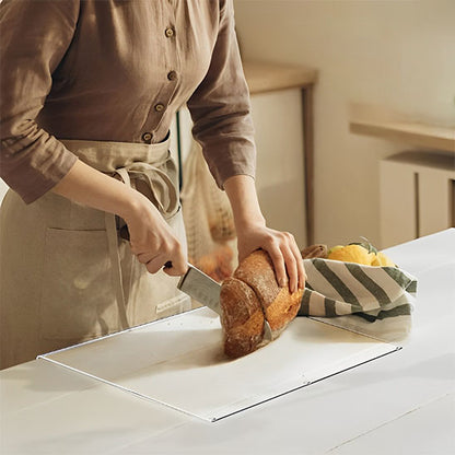 femme-tranche-pain-sur-planche-à-découper-acrylique