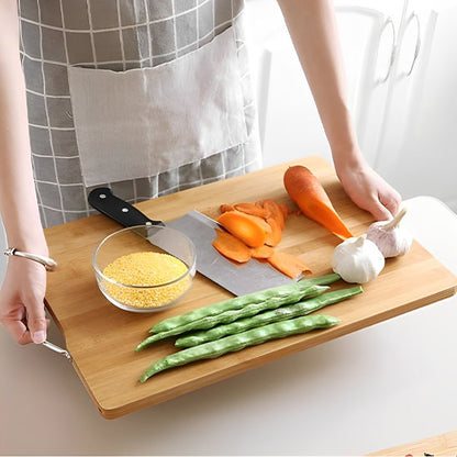 femme-portant-planche-à-decouper-avec-légumes-dessus