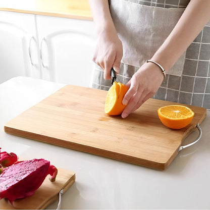 femme-coupe-orange-sur-planche-à-découper-bambou