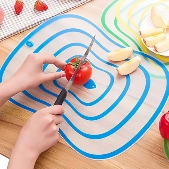 femme-tranche-tomate-sur-planche-a-decouper-bleue