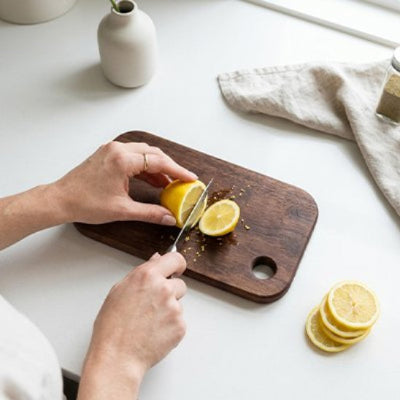 Planche a decouper femme tranche citron