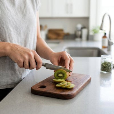 Planche a decouper femme tranche kiwi 