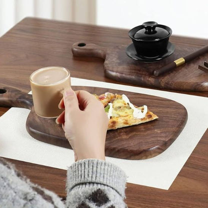 femme-prend-collation-sur-planche-a-decouper-bois-noyer