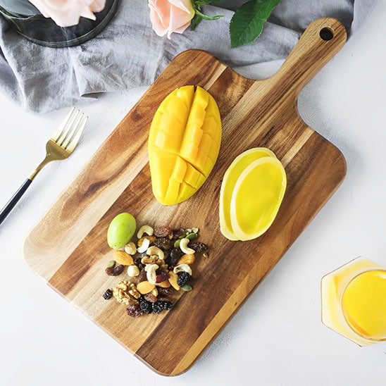 mangue-et-noix-sur-belle-planche-rustique