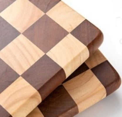 vue aggrandie de bords arrondis de  planche à découper damier