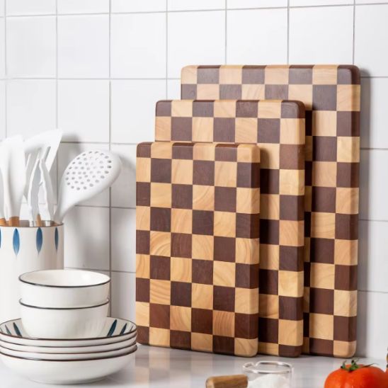 toirs planches à découper de taille assorties appuyées contre un mur