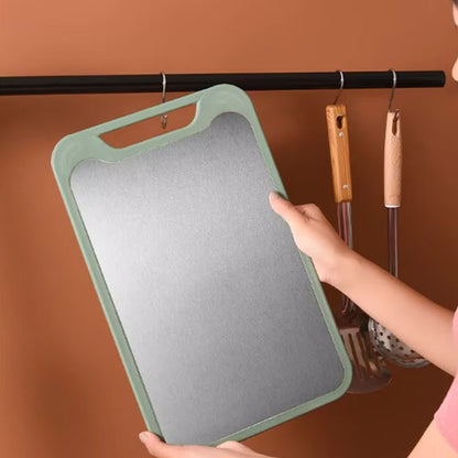 planche à découper double face accrochée sur crochet