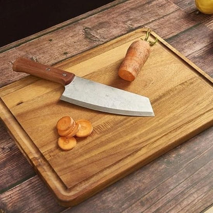 couteau et carotte tranchée sur planche à découper en bois