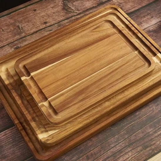 Planche à découper en bois dans trois grandeurs sur comptoir rustique