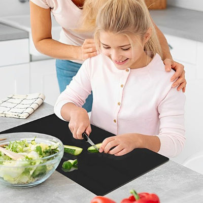 Planche a decouper acrylique fillette coupe courgettes