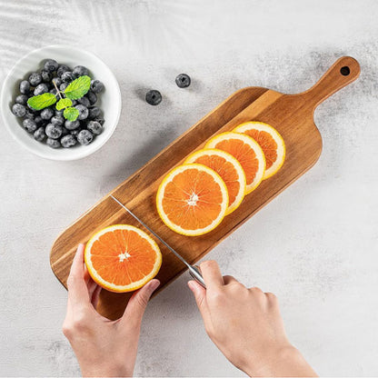 femme-coupe-oranges-sur-planche-oblongue