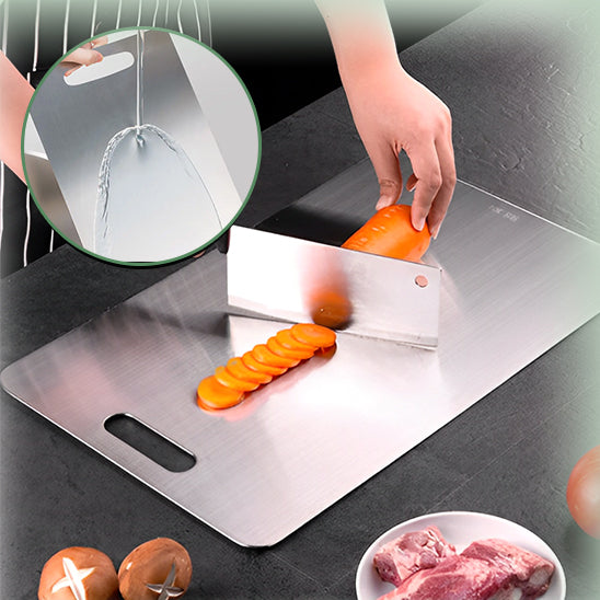 femme-coupe-une-carrote-sur-planche-à-découper-inox