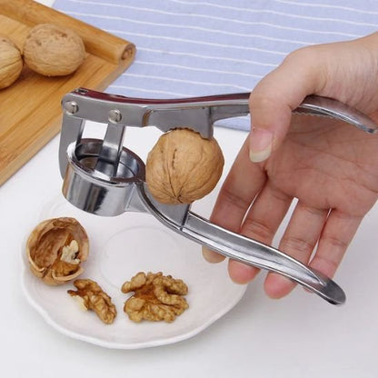 presse a ail casse noix dans assiette blanche