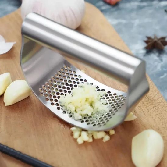presse a ail inox sur planche à découper