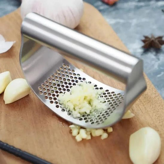 presse a ail inox sur planche à découper