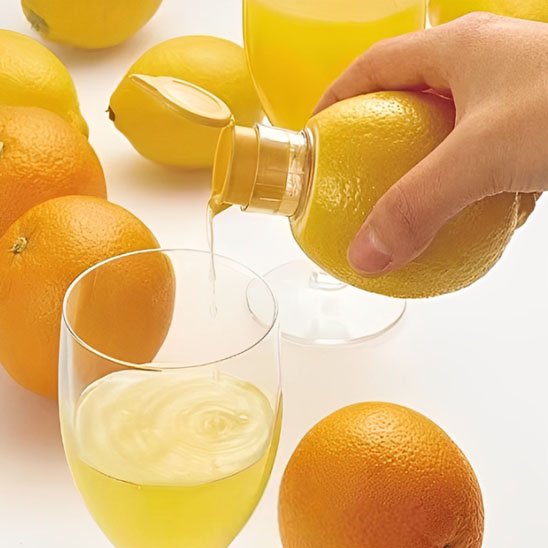 main tiens citron fait couler jus dans verre avec presse agrume