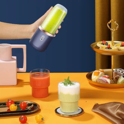 Presse agrume électrique sur table avec boissons et desserts