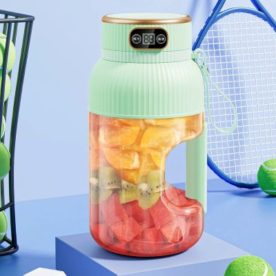 Presse agrume electrique devant raquette de tennis