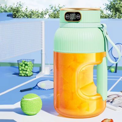 Presse agrume electrique devant un court de tennis