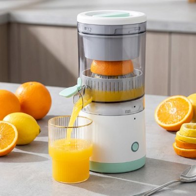 Presse Agrume Électrique jus d'orange se déverse dans un verre