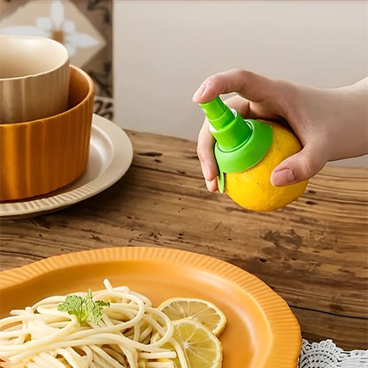 main femme vaporise spaghetti avec presse agrume manuel