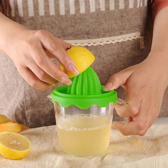 presse agrume sur contoir avec jus citron dans tasse