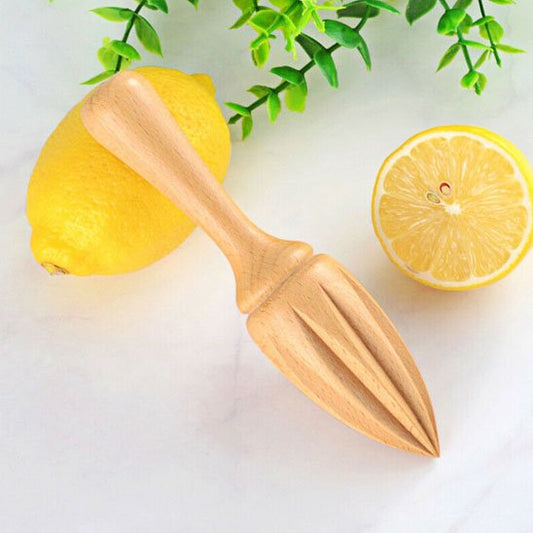 presse agrume en bois accoté sur citron