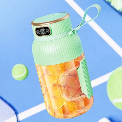 Presse agrume electrique sur un court de tennis