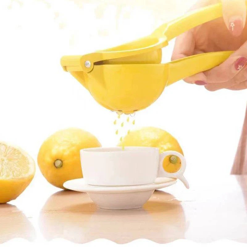 femme presse citron dans tasse avec presse agrumes manuel