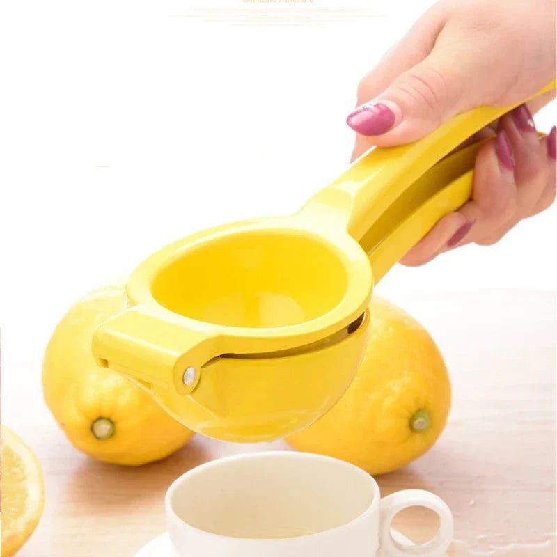 femme presse citron avec presse agrumes manuel