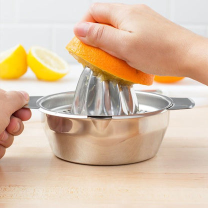 homme tiens presse agrumes poigneés jus orange