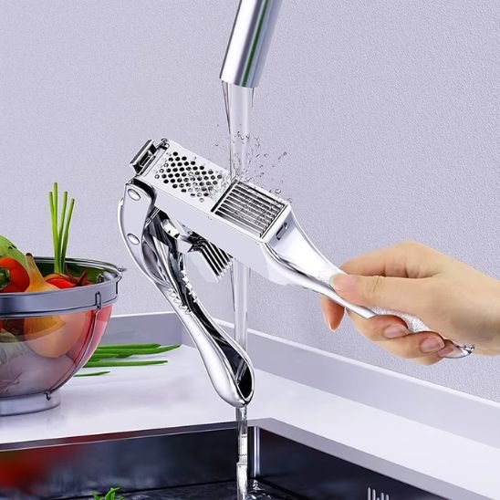presse ail rincé sous l'eau courante