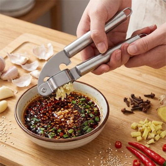 femme presse de l'ail dans bol  de marinade avec prresse ail inox