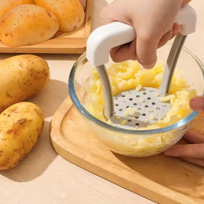pommes de terre écrasées avec un presse purée dans petit bol en verre
