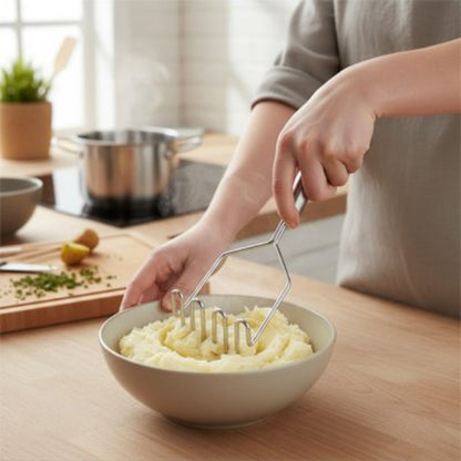cuisinière écrase pommes de terre avec presse purée ondulé dans bol