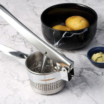 Presse purée manuel sur comptoir marbre gris