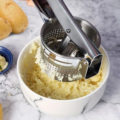 pommes de terre écrasées au presse purée manuel dans bol