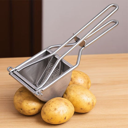 Presse purée et pommes de terre sur comptoir cuisine bois