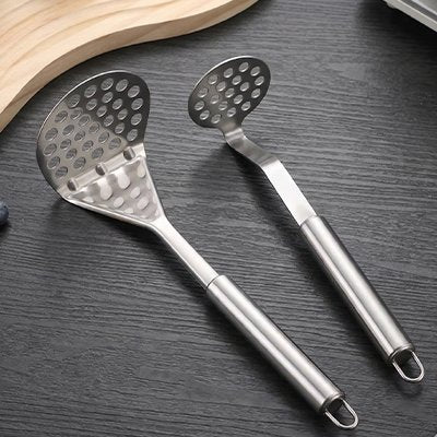 Deux formats de Presse purée en L sur comptoir cuisine gris