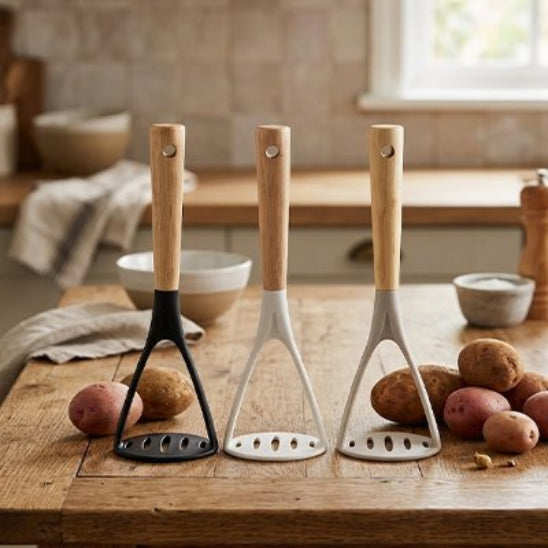 trois couleurs de presse-purée sur îlot de cuisine en bois