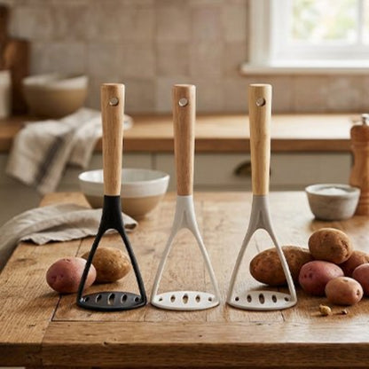 trois couleurs de presse-purée sur îlot de cuisine en bois