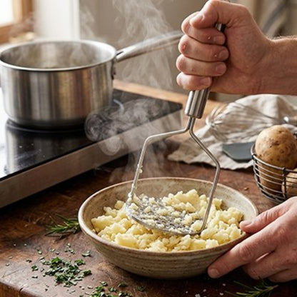 homme écrase pommes de terre dans bol avec presse purée