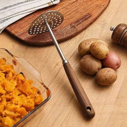 Presse-purée sur comptoir cuisine avec pommes de terre à coté